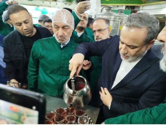 پذیرایی وزیر امورخارجه از زوار در چایخانه حرم مطهر امام رضا(ع)