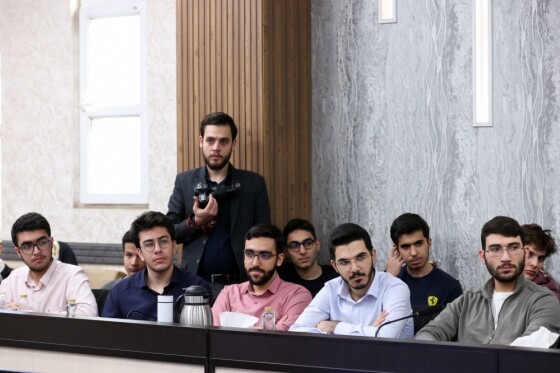 دیدار محمدرضا عارف با اعضای باشگاه دانش‌پژوهان جوان و مدال‌آوران المپیادی