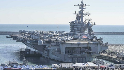 ناو «یواساس گراولی» در بندر «پورت آو اسپین» لنگر میاندازد