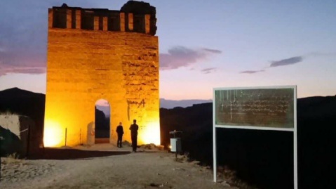 نورپردازی قلعه ضحاک با صفحات خورشیدی
