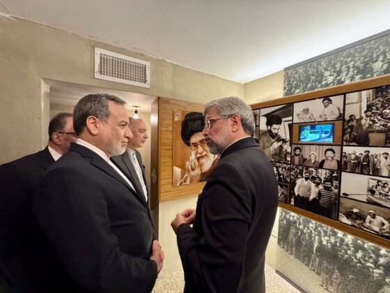 بازدید عراقچی از منزل رهبر معظم انقلاب در مشهد