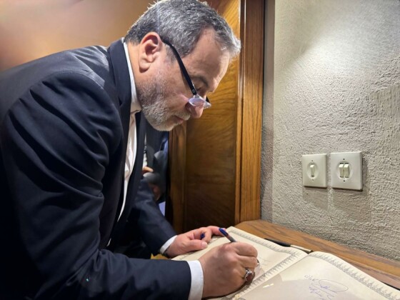 بازدید عراقچی از منزل رهبر معظم انقلاب در مشهد