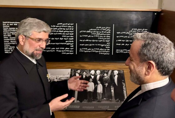 بازدید عراقچی از منزل رهبر معظم انقلاب در مشهد