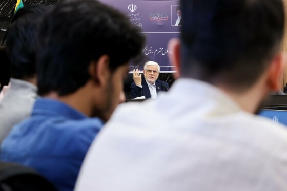 دیدار محمدرضا عارف با اعضای باشگاه دانش‌پژوهان جوان و مدال‌آوران المپیادی