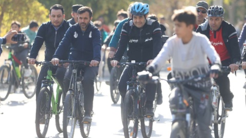 وزیر ورزش و جوانان همراه مردم بناب دوچرخه سواری کرد