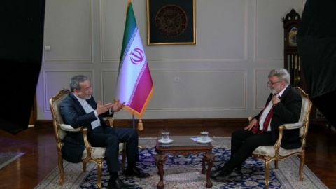 فیلم / ویدئو کامل مصاحبه سید عباس عراقچی وزیر امور خارجه با شبکه اینترنتی صحرا