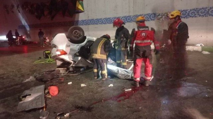 یک کشته و ۵ مصدوم در سقوط خودرو از بالای پل روی موتورسوار