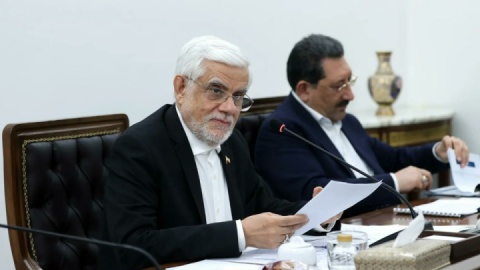 فیلم / توصیه اکید معاون اول رئیس جمهور به وزرا و مدیران دولتی: در تریبونها با یکدیگر صحبت نکنید