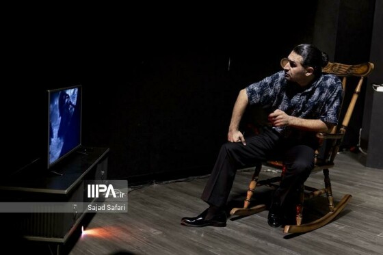 نمایش «لحظه درنگ می‌کند»