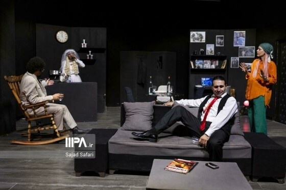 نمایش «لحظه درنگ می‌کند»