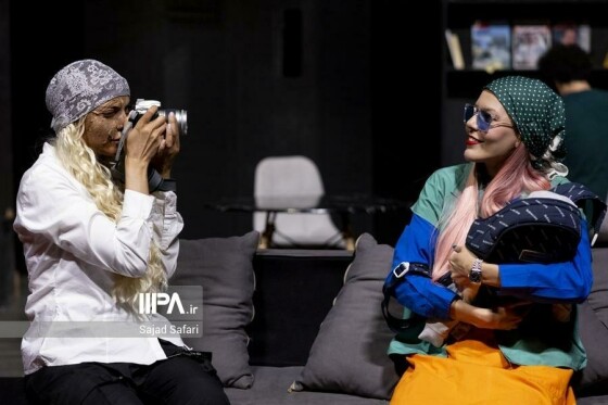 نمایش «لحظه درنگ می‌کند»