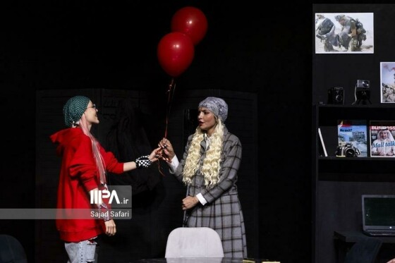 نمایش «لحظه درنگ می‌کند»