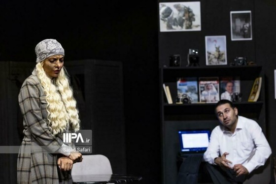 نمایش «لحظه درنگ می‌کند»