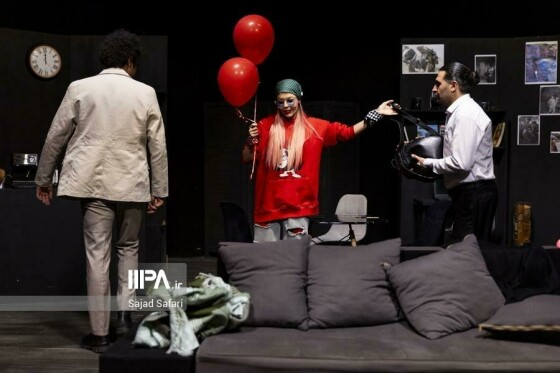 نمایش «لحظه درنگ می‌کند»