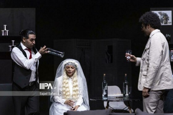 نمایش «لحظه درنگ می‌کند»