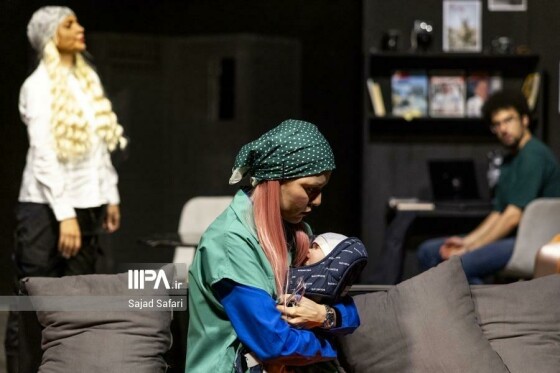 نمایش «لحظه درنگ می‌کند»