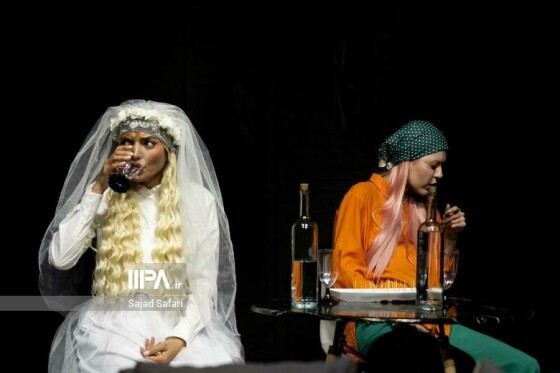 نمایش «لحظه درنگ می‌کند»