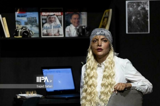 نمایش «لحظه درنگ می‌کند»