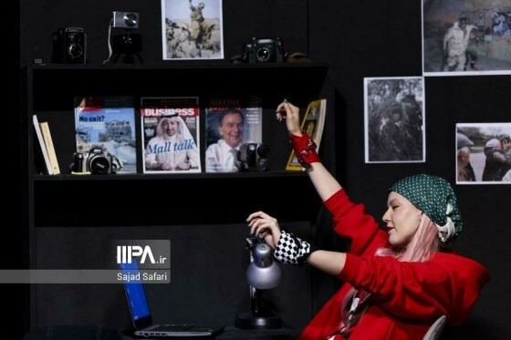 نمایش «لحظه درنگ می‌کند»