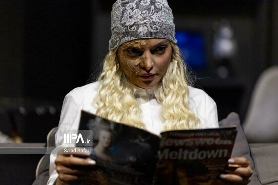 نمایش «لحظه درنگ می‌کند»