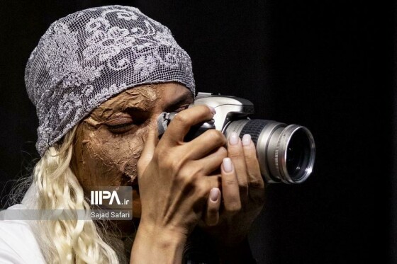 نمایش «لحظه درنگ می‌کند»