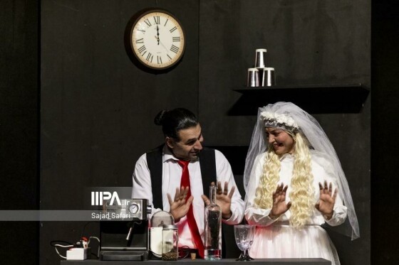 نمایش «لحظه درنگ می‌کند»