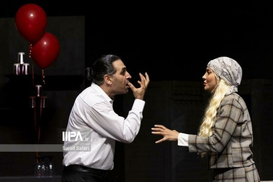 نمایش «لحظه درنگ می‌کند»