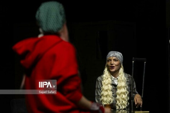 نمایش «لحظه درنگ می‌کند»