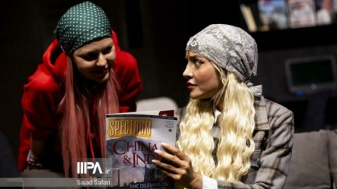 گزارش تصویری/ نمایش «لحظه درنگ میکند»