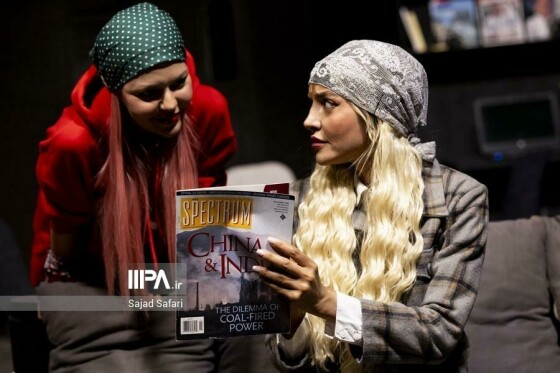 نمایش «لحظه درنگ می‌کند»