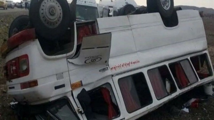 ۱۵ مصدوم در حادثه واژگونی مینی‌بوس حامل کارگران کرمانشاه