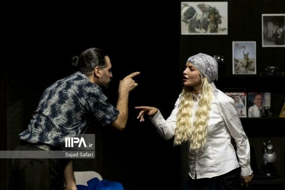 نمایش «لحظه درنگ می‌کند»