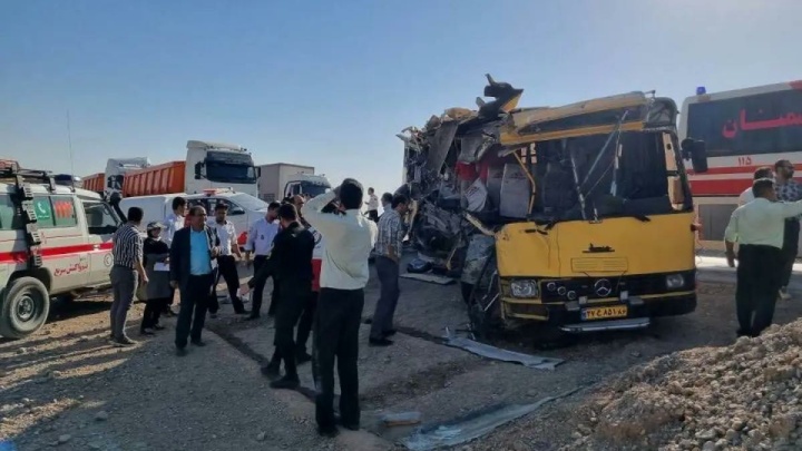 یک کشته و ۱۸ مصدوم در واژگونی مینی‌باس زائران عتبات در محور ایلام سرابله
