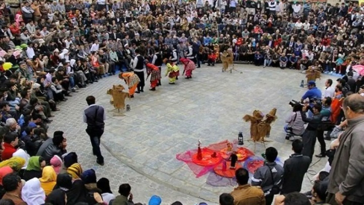 روزهای یگانگی صحنه، خیابان و مردم