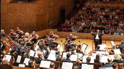 علی رهبری ارکستر سمفونیک مارینسکی روسیه را روی صحنه می‌برد