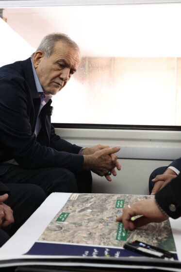 بازدید پزشکیان از خطوط راه آهن حومه ای استان تهران