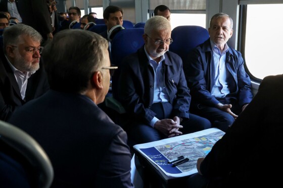 بازدید پزشکیان از خطوط راه آهن حومه ای استان تهران