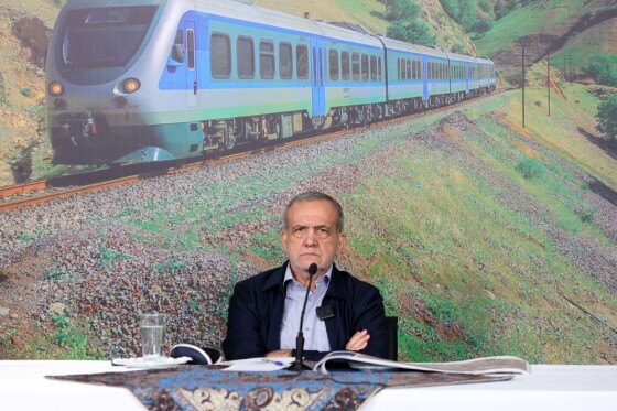 بازدید پزشکیان از خطوط راه آهن حومه ای استان تهران