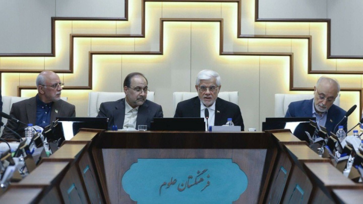 عارف: کشور از قطع روابط علمی با جهان ضرر می‌کند