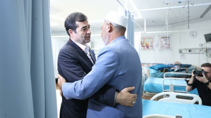 دنیامالی پس از عیادت صابر کاظمی: از هر لحاظ کنار خانواده‌اش هستیم