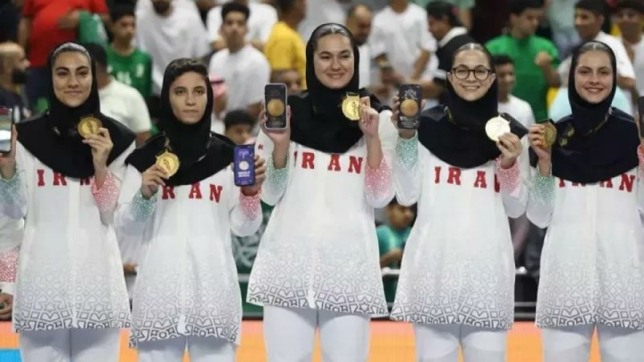 پرچم دختران همچنان بالاست!