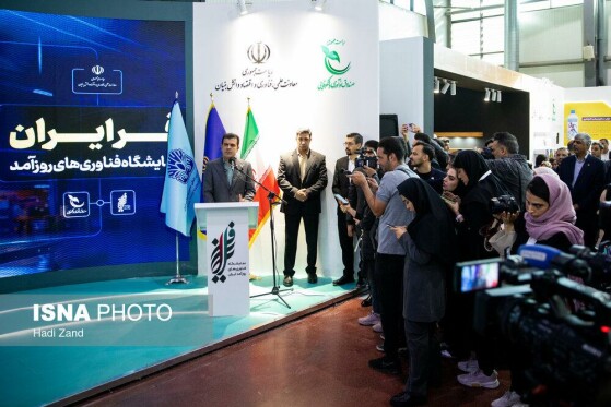 بازدید معاون علمی رییس جمهور از نمایشگاه «فر ایران» و «فناوری نانو»