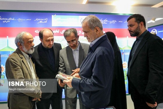 بازدید مسعود پزشکیان، رئیس جمهور از نمایشگاه دستاوردهای علمی و فناورانه جهاد دانشگاهی