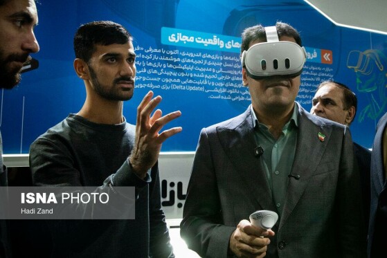 بازدید معاون علمی رییس جمهور از نمایشگاه «فر ایران» و «فناوری نانو»