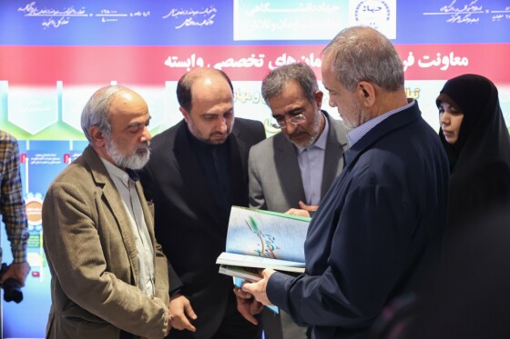 بازدید از نمایشگاه دستاوردهای شاخص علمی و فناورانه جهاددانشگاهی