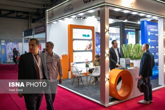بازدید معاون علمی رییس جمهور از نمایشگاه «فر ایران» و «فناوری نانو»
