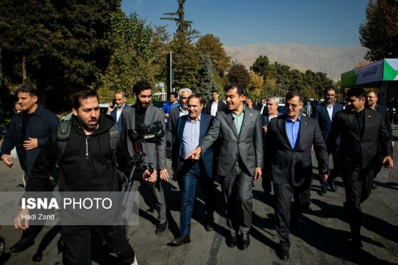 بازدید معاون علمی رییس جمهور از نمایشگاه «فر ایران» و «فناوری نانو»