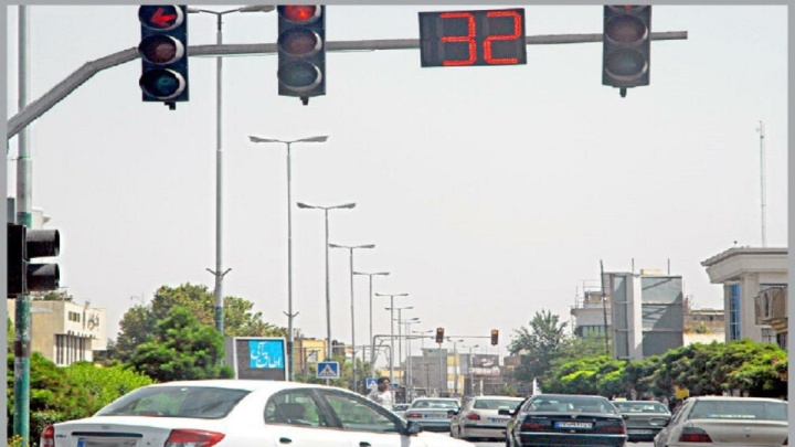 عبور از چراغ قرمز برای خودروی شخصی ۵ نمره منفی و برای اتوبوس ۱۰ نمره