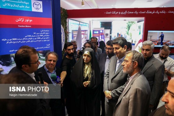 بازدید وزیر ارتباطات از نمایشگاه دستاوردهای علمی و فناورانه جهاد دانشگاهی