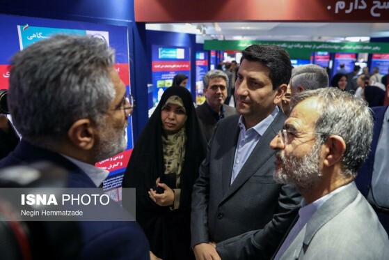 بازدید وزیر ارتباطات از نمایشگاه دستاوردهای علمی و فناورانه جهاد دانشگاهی